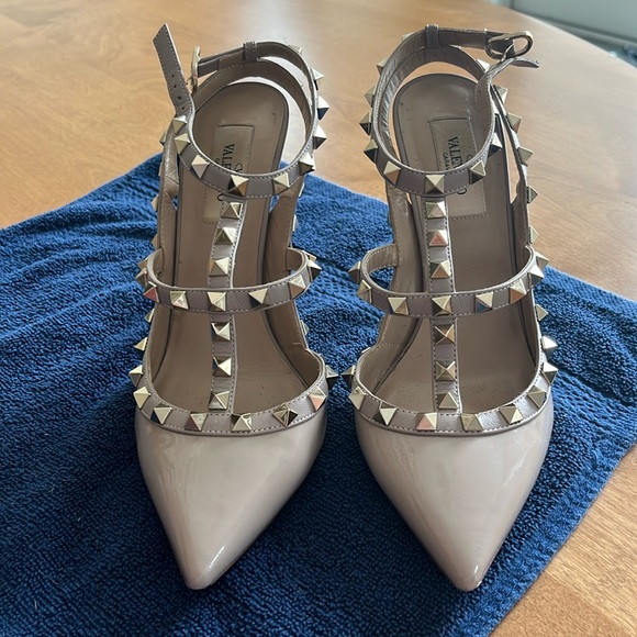 Women’s Valentino Garavani Beige Rockstud Heels, Size 38